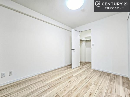 �q������ ���[�X�y�[�X���t���Ă���̂ŁA�}�ȗ��q���ł��U�炩��������������T�b�ƕЂÂ����đ�ϕ֗��ł��I�ǖʂ��L�X���Ă���̂ŁA�׋�����x�b�h�̒u����ɍ���܂���I