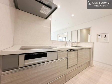 ���d�l�ʐ^(�L�b�`���j ��l�C�̑Ζʎ��V�X�e���L�b�`�����̗p���Ă��܂��I���Ƒ��̃R�~���j�P�[�V���������R�Ƒ�����݌v�ł��B
���q�l�ɂ��ڂ��͂��̂Ŋ������ł��ˁI�L�X�g���ĉ��K�ō�Ƃ��i�݂܂��B