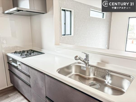 �L�b�`�� ��l�C�̑Ζʎ��V�X�e���L�b�`�����̗p���Ă��܂��I���Ƒ��̃R�~���j�P�[�V���������R�Ƒ�����݌v�ł��B
���q�l�ɂ��ڂ��͂��̂Ŋ������ł��ˁB�L�X�g���ĉ��K�ɍ�Ƃ��i�݂܂��B