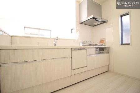 ���d�l�ʐ^(�L�b�`���j ��l�C�̑Ζʎ��V�X�e���L�b�`�����̗p���Ă��܂��I���Ƒ��̃R�~���j�P�[�V���������R�Ƒ�����݌v�ł��B
���q�l�ɂ��ڂ��͂��̂Ŋ������ł��ˁI�L�X�g���ĉ��K�ō�Ƃ��i�݂܂��B