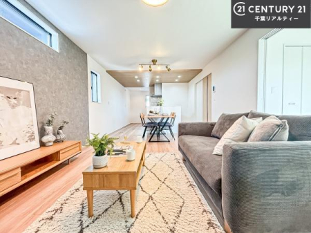 ���r���O �傫�ȑ����炽���Ղ�̗z���������閾�邢���r���O�B�J�����̂��郊�r���O�ŉƑ��c���̂��났�̎��Ԃ��߂����܂��B