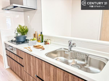 �L�b�`�� ��l�C�̑Ζʎ��V�X�e���L�b�`�����̗p���Ă��܂��I���Ƒ��̃R�~���j�P�[�V���������R�Ƒ�����݌v�ł��B
���q�l�ɂ��ڂ��͂��̂Ŋ������ł��ˁB�L�X�g���ĉ��K�ɍ�Ƃ��i�݂܂��B