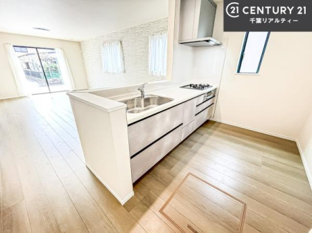 �L�b�`�� ��l�C�̑Ζʎ��V�X�e���L�b�`�����̗p���Ă��܂��I���Ƒ��̃R�~���j�P�[�V���������R�Ƒ�����݌v�ł��B
���q�l�ɂ��ڂ��͂��̂Ŋ������ł��ˁI�L�X�g���ĉ��K�ō�Ƃ��i�݂܂��B