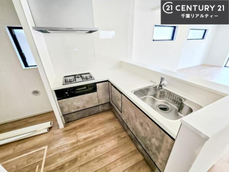 �L�b�`�� ��l�C�̑Ζʎ��V�X�e���L�b�`�����̗p���Ă��܂��I���Ƒ��̃R�~���j�P�[�V���������R�Ƒ�����݌v�ł��B
���q�l�ɂ��ڂ��͂��̂Ŋ������ł��ˁI�L�X�g���ĉ��K�ō�Ƃ��i�݂܂��B