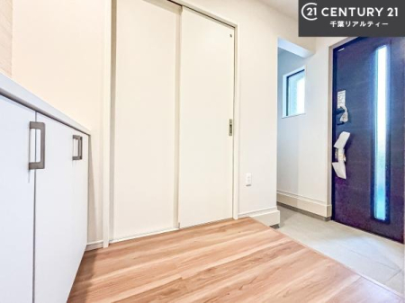 ���� �V���[�Y�{�b�N�X�t���Ȃ̂ŁA���ւ��Еt�����|�������₷���ł��I
�X�b�L���������ւŌ˂��J�����u�ԁA�������̂���S�n������Ԃ��o�}���Ă���܂��B
