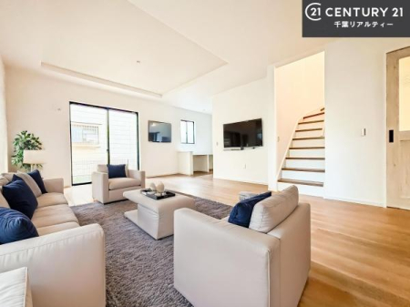 ���r���O �Ƌ��CG�p�[�X�ł��B��؂ȉƑ����W�܂邩�炱��LDK�ɂ͂�����肽���B
�q�����������C�ɏ΂��Ȃ��瑖�����Ă���p�����������u�L���Ƃɂ��ėǂ������v�Ǝv���u�Ԃł��B