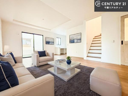 ���r���O �Ƌ��CG�p�[�X�ł��B�J�����̂���L�XLDK�I�\�t�@�[��_�C�j���O�e�[�u����u���Ă������ɂȂ�Ȃ��̂ŉ��K�ɉ߂����܂��I�R�~���j�P�[�V���������₷�����r���O�ł��I