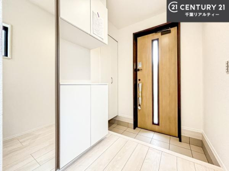 ���� �V���[�Y�{�b�N�X�t���B���ւ��Еt�����|�������₷���ł��I
�X�b�L���������ւŌ˂��J�����u�ԁA�������̂���S�n������Ԃ��o�}���Ă���܂��B