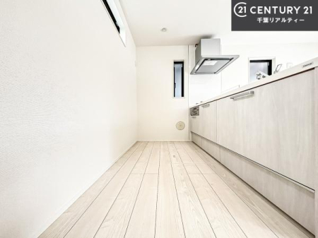 �L�b�`�� ��Ƃ肠�钲���X�y�[�X�ō�Ƃ����₷�����K�ȃL�b�`���ł��I
���q�l�ƈꏏ�ɂ��َq������y���߂�L�X�X�y�[�X�ł��B�y�����������ԂɂȂ肻���ł��ˁI