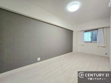 �m�� �ǂ̈�ʂɎ{���ꂽ�A�N�Z���g�N���X���A�V���v���Ȏ����ɏ㎿�ȍʂ�ƌ����v���X�B�������̕��͋C�������ƈ������߁A�X�^�C���b�V���Ő������ꂽ��Ԃ����o���܂��B