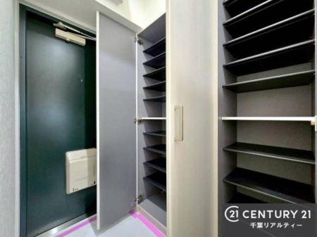 ���� �V���[�Y�{�b�N�X�t���B���ւ��Еt�����|�������₷���ł��I
�X�b�L���������ւŌ˂��J�����u�ԁA�������̂���S�n������Ԃ��o�}���Ă���܂��B