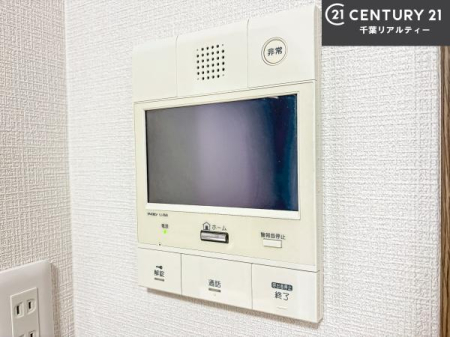 ���̑����� TV���j�^�[�t���C���^�[�z��������A�K��҂��f���Ŋm�F���Ă���Ή��ł��邽�߁A�h�Ɩʂ����S�ł��B���q�l�̂�����Ԏ��ɂ��S�����A���Ƒ��̈��S�E���S�ȕ�炵���T�|�[�g���܂��B