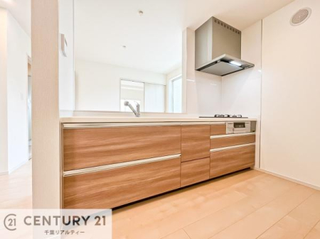 ���d�l�ʐ^(�L�b�`���j ��l�C�̑Ζʎ��V�X�e���L�b�`�����̗p���Ă��܂��I���Ƒ��̃R�~���j�P�[�V���������R�Ƒ�����݌v�ł��B
���q�l�ɂ��ڂ��͂��̂Ŋ������ł��ˁB���[�͂�����܂��I