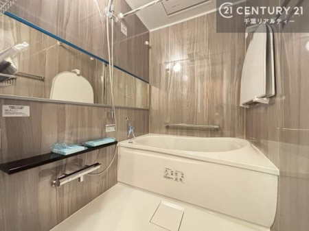 ���� �����̋�����Ԃɉ��s���𐶂ݏo���A�X�^�C���b�V���ȗ����B���邭�������̂���f�U�C���ŁA�����̃o�X�^�C�������ʂȂЂƂƂ��ɁB