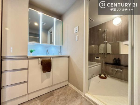 ���ʑ�E���ʏ� �O�ʋ��d�l�̐��ʏ��́A�g�����Ȃ݂����₷������I���͎��[�ɂȂ��Ă��܂��B�h���C���[�₨���ϓ����Еt������̂Ő��ʑ������X�b�L���ƌ����邱�Ƃ��o���܂��I