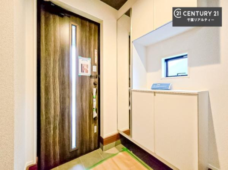 ���� �V���[�Y�{�b�N�X�t���B���ւ��Еt�����|�������₷���ł��I
�X�b�L���������ւŌ˂��J�����u�ԁA�������̂���S�n������Ԃ��o�}���Ă���܂��B