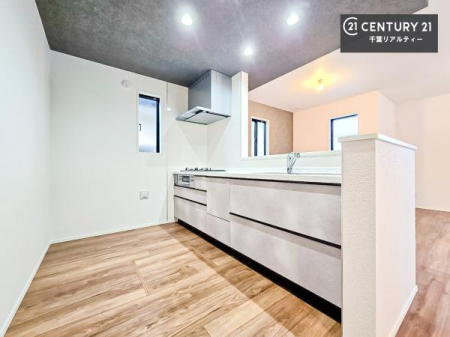 �L�b�`�� ��Ƃ肠�钲���X�y�[�X�ō�Ƃ����₷�����K�ȃL�b�`���ł��I
���q�l�ƈꏏ�ɂ��َq������y���߂�L�X�X�y�[�X�ł��B�y�����������ԂɂȂ肻���ł��ˁI