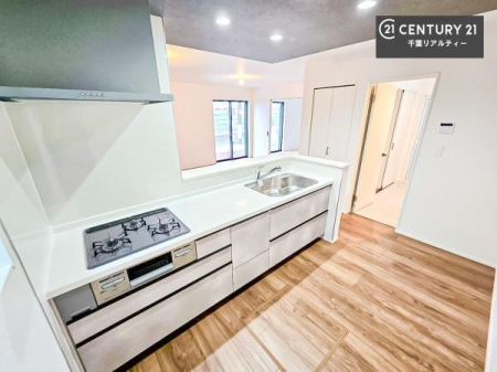 �L�b�`�� ��l�C�̑Ζʎ��V�X�e���L�b�`�����̗p���Ă��܂��I���Ƒ��̃R�~���j�P�[�V���������R�Ƒ�����݌v�ł��B
���q�l�ɂ��ڂ��͂��̂Ŋ������ł��ˁB���[�͂�����܂��I