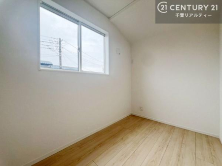 ���̑����� �ݑ�[�N���̎��ԂɍœK�ȁA��3���̃e�����[�N���[���B�R���p�N�g�Ȃ�����W�����₷����ԂŁA���ւ⃏�[�N�X�y�[�X�Ƃ��ĉ��K�ɂ����p���������܂��B