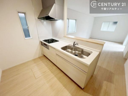 �L�b�`�� ��l�C�̑Ζʎ��V�X�e���L�b�`�����̗p���Ă��܂��I���Ƒ��̃R�~���j�P�[�V���������R�Ƒ�����݌v�ł��B
���q�l�ɂ��ڂ��͂��̂Ŋ������ł��ˁI�L�X�g���ĉ��K�ō�Ƃ��i�݂܂��B