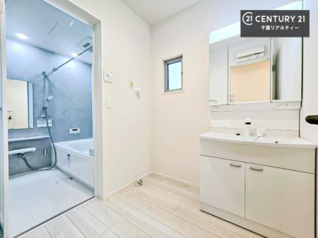 ���ʑ�E���ʏ� �O�ʋ��d�l�̐��ʏ��́A�g�����Ȃ݂����₷������I���͎��[�ɂȂ��Ă��܂��B�h���C���[�₨���ϓ����Еt������̂Ő��ʑ������X�b�L���ƌ����邱�Ƃ��o���܂��I