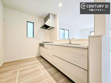 �L�b�`�� ��Ƃ肠�钲���X�y�[�X�ō�Ƃ����₷�����K�ȃL�b�`���ł��I
���q�l�ƈꏏ�ɂ��َq������y���߂�L�X�X�y�[�X�ł��B�y�����������ԂɂȂ肻���ł��ˁI