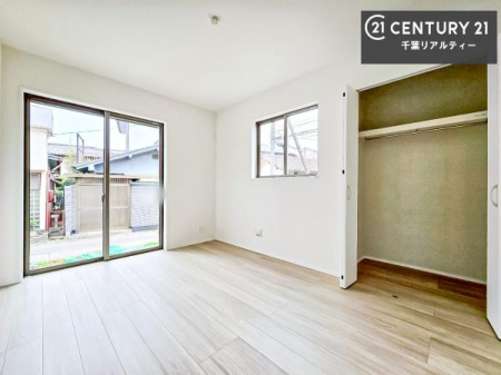 �m�� ���r���O�ɗאڂ����m���́A�J�������LDK�ƂȂ���J���I�ȋ�ԂɁB
���q�l�̗V�я�⃏�[�N�X�y�[�X�A�q�ԂȂǑ��ړI�Ɋ��p�ł���֗��Ȃ������ł��B