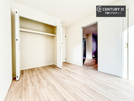 �q������ ���[�X�y�[�X���������Ă���A�ߗނ₨������A�w�p�i�Ȃǂ��������萮���ł��܂��B���������L���g���邽�߁A���K�Ő������Z��Ԃ��������܂��B