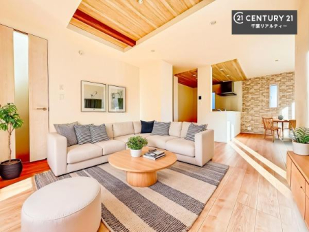 ���r���O �Ƌ��CG�p�[�X�ł��B��؂ȉƑ����W�܂邩�炱��LDK�ɂ͂�����肽���B
�q�����������C�ɏ΂��Ȃ��瑖�����Ă���p�����������u�L���Ƃɂ��ėǂ������v�Ǝv���u�Ԃł��B