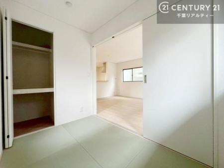 �m�� ���r���O�ɗאڂ����a���́A�J�������LDK�ƂȂ���J���I�ȋ�ԂɁB
���q�l�̗V�я�⃏�[�N�X�y�[�X�A�q�ԂȂǑ��ړI�Ɋ��p�ł���֗��Ȃ������ł��B