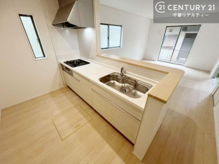 �L�b�`�� ��l�C�̑Ζʎ��V�X�e���L�b�`�����̗p���Ă��܂��I���Ƒ��̃R�~���j�P�[�V���������R�Ƒ�����݌v�ł��B
���q�l�ɂ��ڂ��͂��̂Ŋ������ł��ˁI�L�X�g���ĉ��K�ō�Ƃ��i�݂܂��B