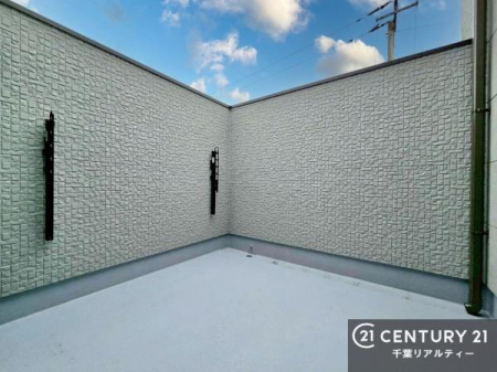 �o���R�j�[ �������Ղ�ǂŃv���C�o�V�[�ɔz�����ꂽ�v���C�x�[�g�o���R�j�[�B�`�F�A��O���[����z�u���āA�x���͉Ƒ��ł̂�т�o���R�j�[���Ԃ��y���߂܂��I