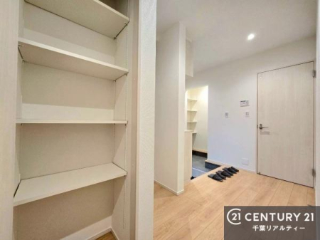 ���[ �z�[���ɂ͎��[��ݒu�B����ꂽ�X�y�[�X�Ȃ������g���ɂ��傤�Ǘǂ��T�C�Y���ł��B
������W�����A��������Ƃ�����炵���T�|�[�g���܂��B