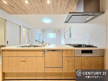 �L�b�`�� ��Ƃ肠�钲���X�y�[�X�ō�Ƃ����₷�����K�ȃL�b�`���ł��I
���q�l�ƈꏏ�ɂ��َq������y���߂�L�X�X�y�[�X�ł��B�y�����������ԂɂȂ肻���ł��ˁI