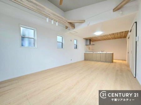 ���r���O ��؂ȉƑ����W�܂邩�炱��LDK�ɂ͂�����肽���B
�q�����������C�ɏ΂��Ȃ��瑖�����Ă���p�����������u�L���Ƃɂ��ėǂ������v�Ǝv���u�Ԃł��B