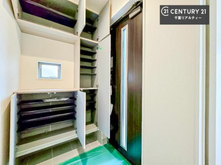 ���� �V���[�Y�{�b�N�X�t���B���ւ��Еt�����|�������₷���ł��I
�X�b�L���������ւŌ˂��J�����u�ԁA�������̂���S�n������Ԃ��o�}���Ă���܂��B