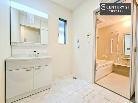 ���ʑ�E���ʏ� �O�ʋ��d�l�̐��ʏ��́A�g�����Ȃ݂����₷������I���͎��[�ɂȂ��Ă��܂��B�h���C���[�₨���ϓ����Еt������̂Ő��ʑ������X�b�L���ƌ����邱�Ƃ��o���܂��I