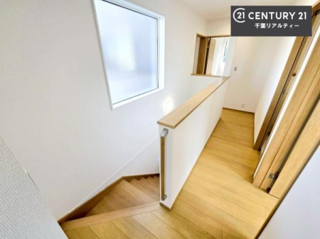 ���̑����� �傫�ȑ���������������ޖ��邢�K�i�X�y�[�X�B�����͏Ɩ����炸�ŁA���R�̂ʂ�����������Ȃ����艺��ł��܂��B�J����������A�����̓������S�n�悭�߂������Ԃł��B