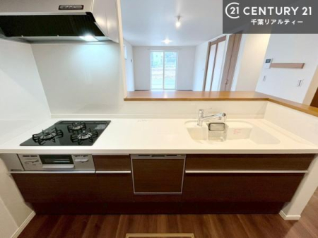 �L�b�`�� ��l�C�̑Ζʎ��V�X�e���L�b�`�����̗p���Ă��܂��I���Ƒ��̃R�~���j�P�[�V���������R�Ƒ�����݌v�ł��B
���q�l�ɂ��ڂ��͂��̂Ŋ������ł��ˁB�L�X�g���ĉ��K�ɍ�Ƃ��i�݂܂��B