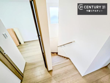 ���̑����� �傫�ȑ���������������ޖ��邢�K�i�X�y�[�X�B�����͏Ɩ����炸�ŁA���R�̂ʂ�����������Ȃ����艺��ł��܂��B�J����������A�����̓������S�n�悭�߂������Ԃł��B