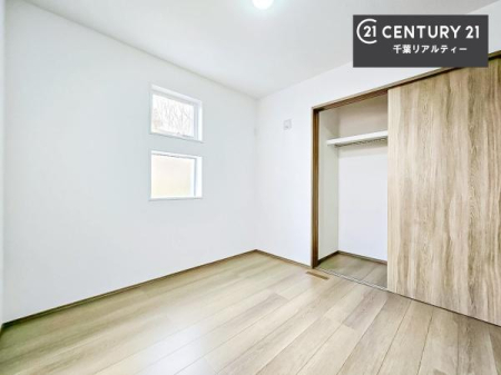 �q������ ���[�X�y�[�X���������Ă���A�ߗނ₨������A�w�p�i�Ȃǂ��������萮���ł��܂��B���������L���g���邽�߁A���K�Ő������Z��Ԃ��������܂��B