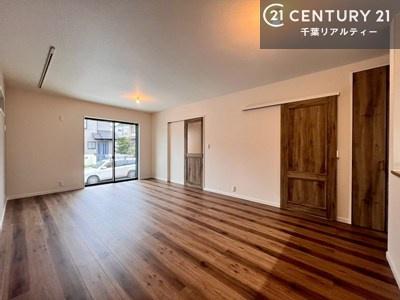 ���r���O �傫�ȑ����炽���Ղ�̗z���������閾�邢���r���O�B�J�����̂��郊�r���O�ŉƑ��c���̂��났�̎��Ԃ��߂����܂��B