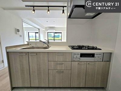 �L�b�`�� ���[�͂̍����V�X�e���L�b�`���ŁA��������H�����������Еt���A�L�X�Ƃ�����Ԃŉ��K�ɗ������y���߂܂��B