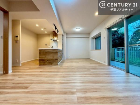 ���r���O �傫�ȑ����炽���Ղ�̗z���������閾�邢���r���O�B�J�����̂��郊�r���O�ŉƑ��c���̂��났�̎��Ԃ��߂����܂��B