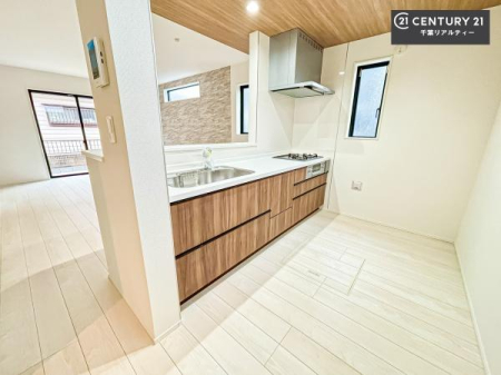 �L�b�`�� ��Ƃ肠�钲���X�y�[�X�ō�Ƃ����₷�����K�ȃL�b�`���ł��I
���q�l�ƈꏏ�ɂ��َq������y���߂�L�X�X�y�[�X�ł��B�y�����������ԂɂȂ肻���ł��ˁI