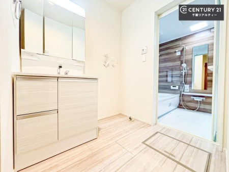 ���ʑ�E���ʏ� �O�ʋ��d�l�̐��ʏ��́A�g�����Ȃ݂����₷������I���͎��[�ɂȂ��Ă��܂��B�h���C���[�₨���ϓ����Еt������̂Ő��ʑ������X�b�L���ƌ����邱�Ƃ��o���܂��I