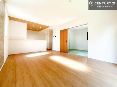 ���r���O �J�����̂���L�XLDK�I�\�t�@�[��_�C�j���O�e�[�u����u���Ă������ɂȂ�Ȃ��̂ŉ��K�ɉ߂����܂��I�R�~���j�P�[�V���������₷�����r���O�ł��I