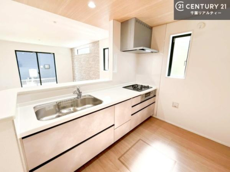 �L�b�`�� ��l�C�̑Ζʎ��V�X�e���L�b�`�����̗p���Ă��܂��I���Ƒ��̃R�~���j�P�[�V���������R�Ƒ�����݌v�ł��B
���q�l�ɂ��ڂ��͂��̂Ŋ������ł��ˁI�L�X�g���ĉ��K�ō�Ƃ��i�݂܂��B