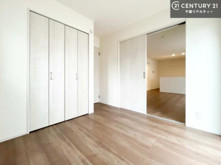 �m�� ���r���O�ɗאڂ����m���́A�J�������LDK�ƂȂ���J���I�ȋ�ԂɁB
���q�l�̗V�я�⃏�[�N�X�y�[�X�A�q�ԂȂǑ��ړI�Ɋ��p�ł���֗��Ȃ������ł��B