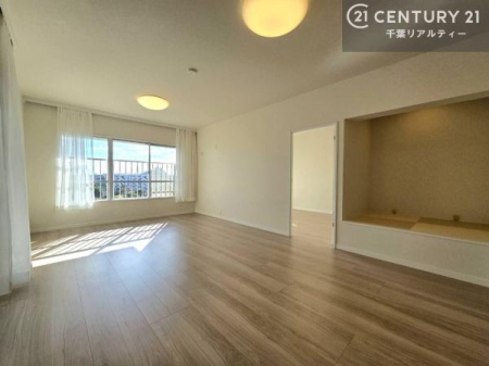 ���r���O �傫�ȑ����炽���Ղ�ƌ����������݁A���邭�J���I�ȋ�Ԃ��L����܂��B���̊O�ɂ͐S�n�悢���]���L����A����ɖ������v���X�B